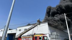 Incendio en la conservera Miramar de Rianxo.