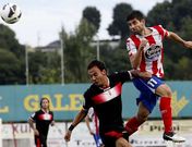 Manu, en un salto para rematar de cabeza ante un jugador del Murcia.