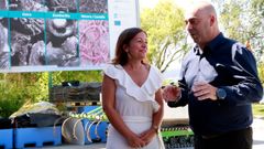 Marta Villaverde, conselleira de Mar, y Jorge L�pez, patr�n mayor de Barallobre, en la firma del convenio de 1,3 millones de euros para regenerar 468.000 metros cuadrados de bancos marisqueros.