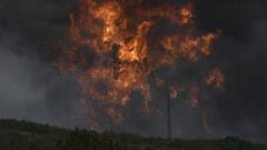 El incendio de Valdeorras tiene comportamiento convectivo, lo que explica su agresividad