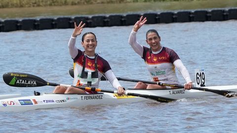 Tania Fern�ndez y Tania �lvarez, el pasado domingo se�alando sus tres t�tulos de campeonas del mundo de K2.