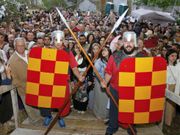 Los comensales, listos ayer por la noche para la Cea Medieval. 