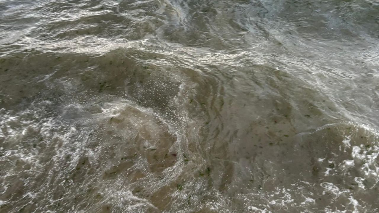 Un vertido al mar procedente de unas tuberías de la antigua fábrica de Hadasa obliga a activar el plan por contaminación en A Pobra