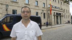 Abel Lobato, del sindicato SUP, frente a la sede de la comisar�a de la Polic�a Nacional en Santiago.