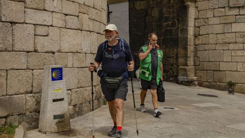 Un peregrino, pasando este martes por la Porta de San Pedro, en el tramo del Camino Primitivo en Lugo