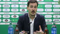 lex Vzquez, director deportivo del CD Arenteiro, en una rueda de prensa.