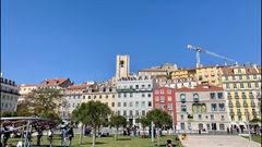 Cervantes pudo vivir aqu�, en el Campo das Cebolas, con la Casa dos Bicos, sede de la Fundaci�n Saramago, y la catedral al fondo.