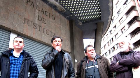 Enrique L�pez, segundo por la izquierda, en su visita a los antiguos juzgados de Gij�n