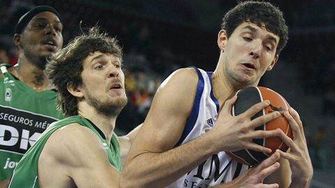 Flis, a la izquierda, contra Mirotic en el 2011