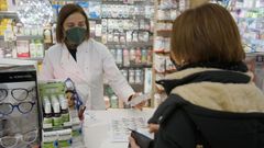 Una clienta, recogiendo los test en una farmacia ourensana.