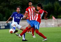 El centrocampista cercedense Granada, que debuto en el partido, disputa un bal�n a Caloi.