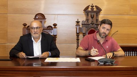 El subdelegado, Abel Losada, junto al alcalde de Cambados, Samuel Lago, durante la reuni�n de este viernes en el Concello