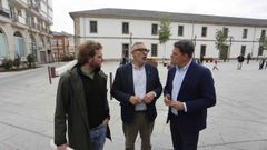 El alcalde de Lugo, Miguel Fern�ndez, este mi�rcoles con Besteiro y Jorge Bustos, delante de San Fernando