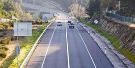 El punto en el que se produjo el choque mortal, por donde circulan los veh�culos en la imagen y donde finaliza la l�nea continua. 