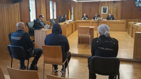 Luis R. B., escoltado por dos polic�as, admiti� los hechos y pidi� perd�n a la familia de la v�ctima