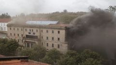 Intensa nubareda de humo por todo Santiago tras el incendio en la comisar�a