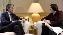 La comisaria Violeta Bulc, cuando se reuni� con el anterior ministro de Fomento, ��igo de la Serna. Fue entonces cuando anunci� una auditor�a sobre la seguridad ferroviaria espa�ola