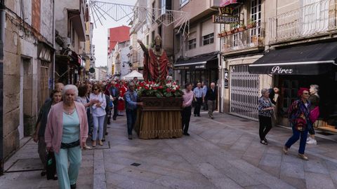 La imagen del santo recorri las calles de O Carballio acompaada por los fieles