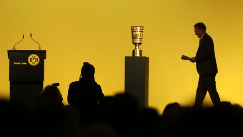 Un directivo del Borussia de Dortmund sube al escenario durante la reunión anual del club.