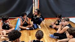 Anal�n trabajando cara a cara con los ni�os del Vitoria Sport Club en Guimaraes
