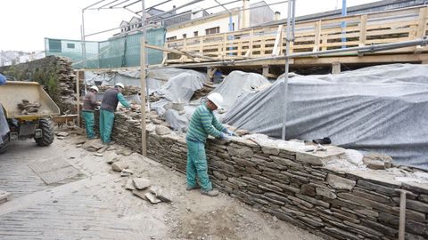 Obras de reconstrucci�n del muro derrumbado de la Muralla de Lugo