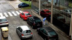 El ventanal cay� sobre uno de los coches estacionados en la calle Alberto Garc�a Ferreiro