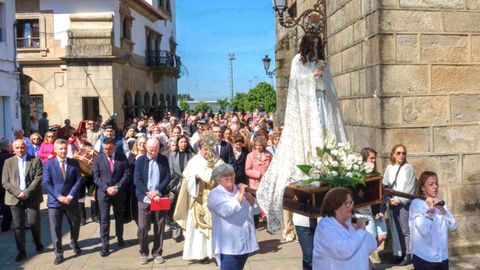 Varias mujeres portaron la imagen en la procesi�n del Encuentro que se celebr� en Bouza. 