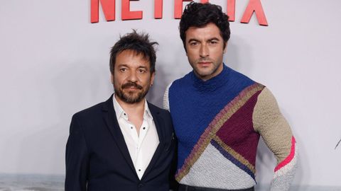 Oriol Paulo, director de la serie, junto a uno de los protagonistas, el gallego Javier Rey