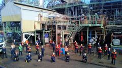 Trabajadores de la refiner�a de Repsol en A Coru�a, durante el simulacro de emergencia general que realizaron este jueves en una de las unidades de conversi�n de la planta