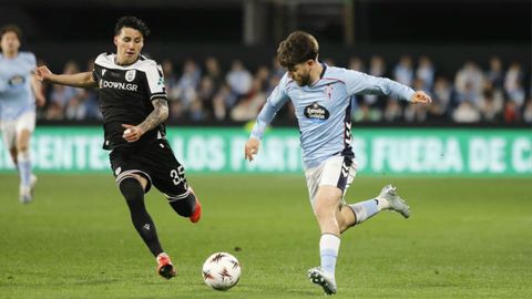 Sergio Carreira conduciendo el bal&oacute;n ante la presi&oacute;n de un jugador del PAOK