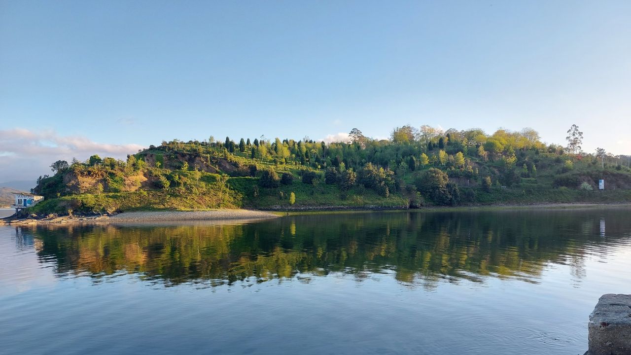 El TSXG avala que un camino que cruza una finca en O Costal (Ribadeo) es público y debe retirarse el cierre y una valla