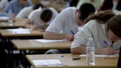 Alumnos examin�ndose de selectividad la pasada semana en la Escola de Cami�os, en A Coru�a
