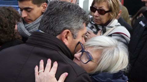 El alcalde de Boqueix�n, Manuel Fern�ndez Mun�n, consuela a la familia de Ana Mar�a Enjamio durante la concentraci�n de repulsa contra la violencia machista