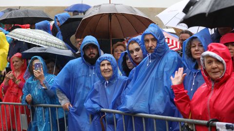Turistas y peregrinos en el Obradoiro, en un día de lluvia en Santiago