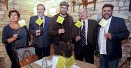 El gerente del Xacobeo y el alcalde, con representantes de Trevisani, Correos y Mr. Turismo. 
