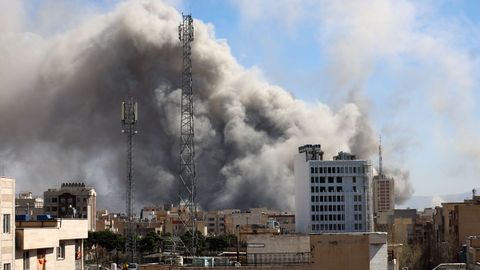 El humo se eleva en el centro de Teher�n este domingo