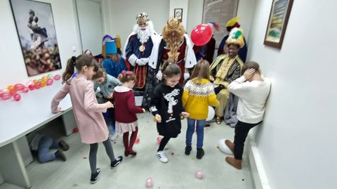 Sus majestades los Reyes Magos de Oriente visitaron la delegacin de La Voz de Galicia en Pontevedra