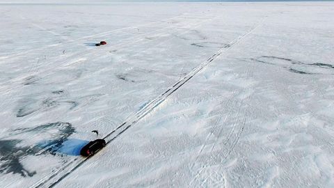 Un veh&iacute;culo cruza el mar B&aacute;ltico helado entre las islas Saaremaa y Hiumaa.