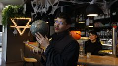 Jes�s Gabriel Requena, en el caf� bar Terra', con propuestas de desayunos y brunch, y platos t�picos de Colombia y Argentina.