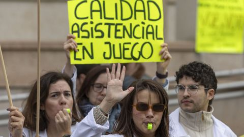 Varios m�dicos, protestando este lunes en Murcia con motivo de la huelga convocada en el sector. En Galicia solo hubo una concentraci�n en Vigo.