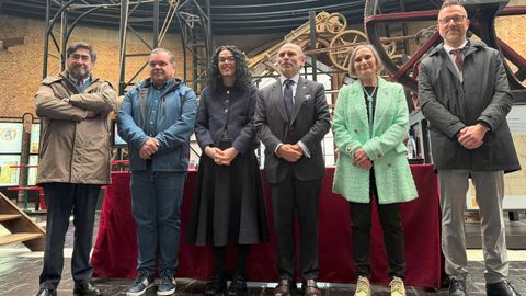 De izquierda a derecha, Santiago Romero, director del MUMI, Jos� Luis Alperi, secretario general del sindicato SOMA-FITAG-UGT; Vanesa Guti�rrez, consejera de Cultura, Pol�tica Lling��stica y Deporte; Ignacio Villaverde, rector de la Universidad de Oviedo, Mar�a Pilar Garc�a Cuetos, vicerrectora de Extensi�n Universitaria y Proyecci�n Cultural, y Jorge Mu�iz, profesor de la Universidad de Oviedo y director de la C�tedra de la Cultura Minera.