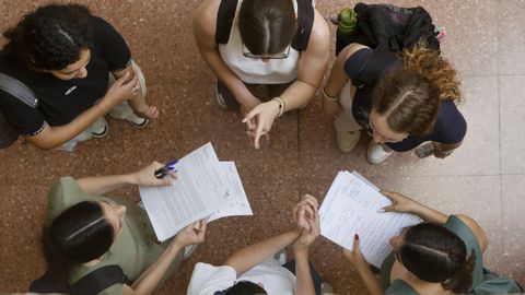 Un grupo de j�venes que participan en las pruebas de acceso a la universidad.