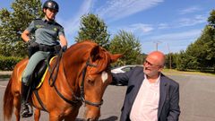 El subdelegado, Abel Losada, con con uno de los caballos de la dotacin de caballera de la Guardia Civil