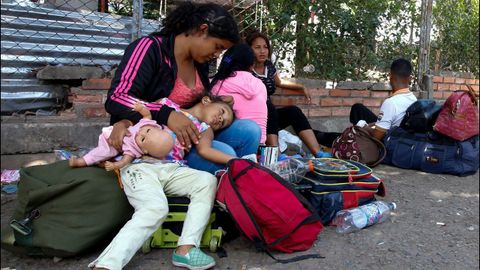 Los venezolanos descansan despu�s de cruzar la frontera de San Antonio del T�chira en Venezuela a C�cuta, Colombia 