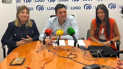 Dami�n Carballo (en el centro de la imagen) entr� en la corporaci�n en el 2024 tras la renuncia de Enrique Rozas por motivos personales. Proviene de una familia de tradici�n hostelera y �l mismo es propietario de varios negocios en ese sector. Se encarga del �rea de Deportes.