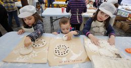 Los ni�os personalizaron sus propias creaciones de pan a�adi�ndole pepitas de chocolate. 