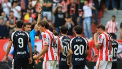 Momento en que el colegiado Cid Camacho ense�a la roja a Pablo Meix�s en el Sporting-Celta Fortuna.