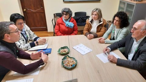 Dani Vega y Elena Sierra, en la reunin con responsables de la delegacin provincial y local de la Asociacin Espaola Contra el Cncer