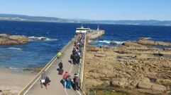 Turistas embarcando en Ons este fin de semana de regreso a Portonovo