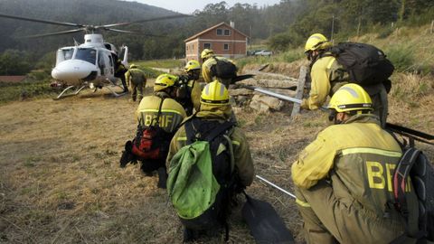 Imagen de archivo de una brigada de refuerzo de incendios forestales.